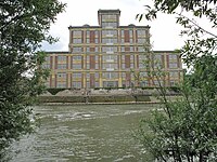 Catedrala fabricii de ciocolată din Noisiel (Seine și Marne, Franța) vedere de pe râul Marne)