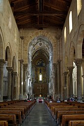 Widok wnętrza katedry w kierunku prezbiterium