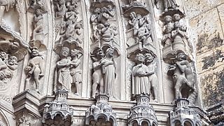 Чудовища и дяволи изкушават християните: Южен портал на Катедралата в Шартър (13 век)