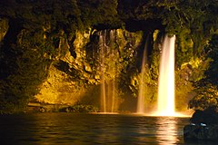 Водопад звук. Cheonjiyeon Waterfall. Водопад ночью. Золотой водопад. Водопады ночью красивые.