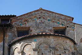 Chiesa di San Silvestro a Pisa - Murature esterne dell'abside e della navata centrale decorate con bacini ceramici.
