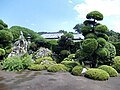 Ōkarikomi izklesana drevesa in grmovje v Rezidenci Čiran Samurai.