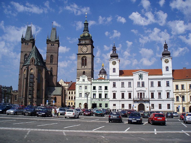 File:Chrám sv. Ducha, Bílá věž a bývalá radnice (Hradec Králové).JPG