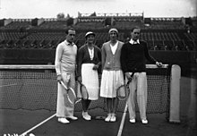 Cochet, Whittingstall, Krahwinkel, von Cramm, Championnats de France 1932.jpg