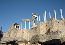 Columnes, vistes des de la part posterior del teatre