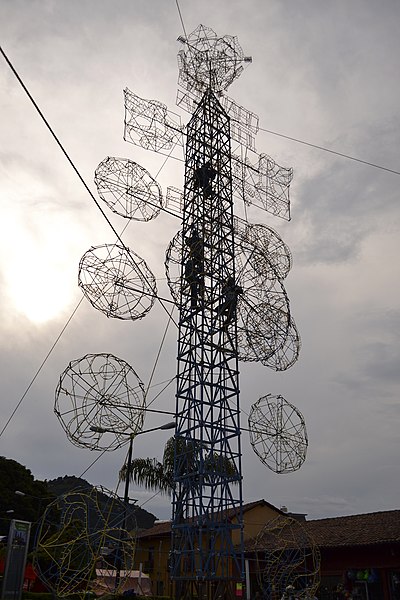 File:Construcción de castillos en Texcatitlán. Zócalo 01.jpg