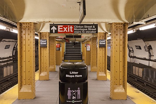 Br height. Метро Нью Йорка Court Street. Subway Station New York. Бруклин корт стрит. Вывеска exit в метро Нью-Йорка.