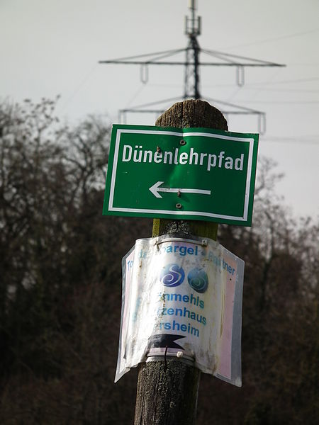 File:Dünenlehrpfad Oftersheim März 2013.JPG