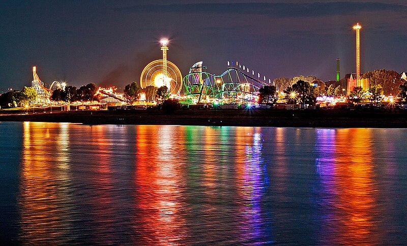 File:Düsseldorf Kirmes.jpg