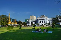 Maha Bandula bog'idan ko'rinib turgan shahar meriyasi va Sule Pagoda