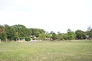 Plaine dans le bourg de Dame-Marie-les-Bois, espace sur la petite route menant de la place au cimetière.