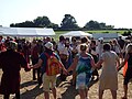 Figurants et visiteurs lors d'une danse médiévale