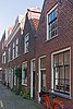 Woonhuis in blokje van twee gespiegelde woningen in traditionele vormen, uit begin 19de of eind 18de eeuw.