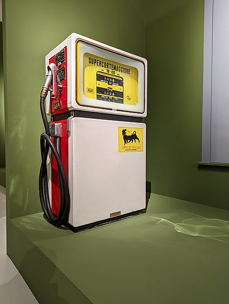 File:Distributore di benzina supercortemaggiore esposto in Triennale Milano.jpg
