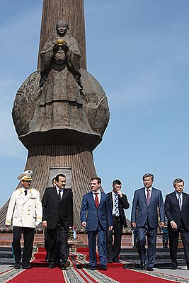 [Дми́трий Анато́льевич Медве́дев] — российский государственный и политический деятель у монумента, 2008 год