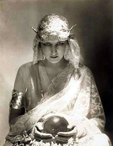 Dolores by Adolf de Meyer 1919.jpg