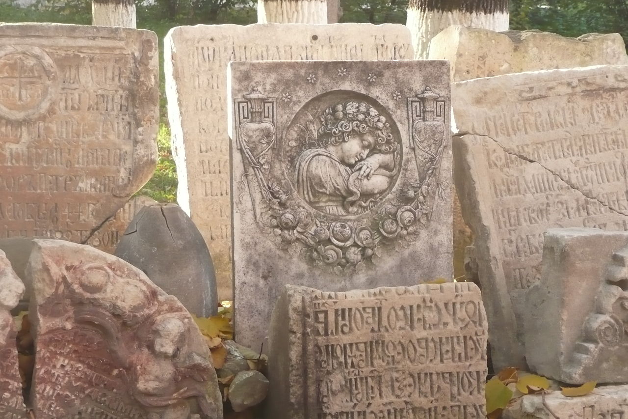 Надгробия на территории Донского монастыря