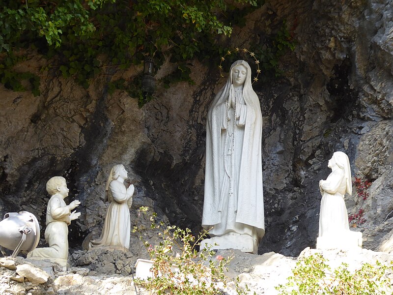 File:Drena, cappella della Madonna di Fatima - Statue Madonna e pastorelli.jpg