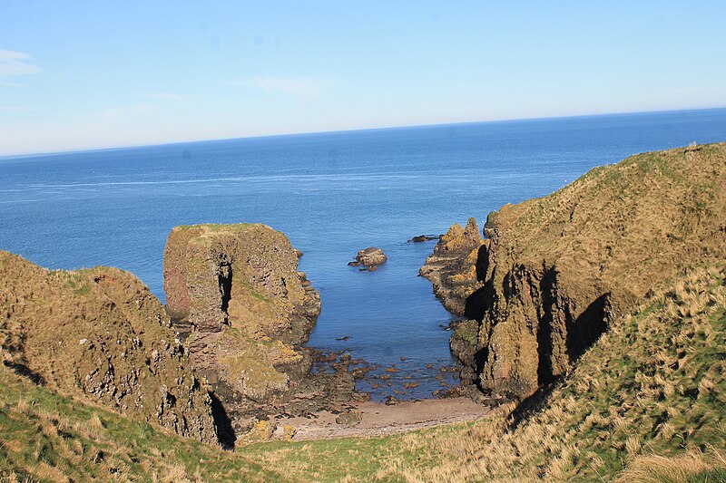 File:Dunnicaer off Bowdun - geograph.org.uk - 5340608.jpg