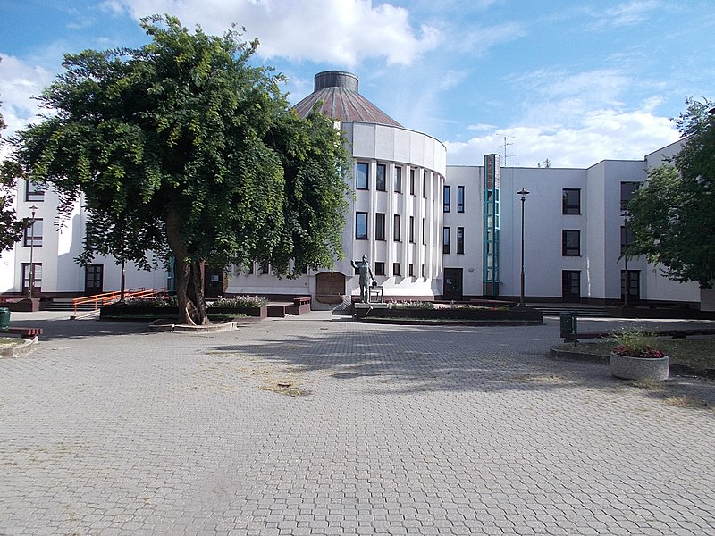 File:Eötvös Katholische Schule, 2021 Orosháza.jpg
