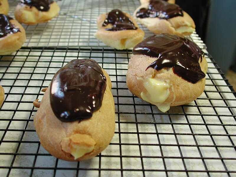 File:Eclairs on a wire rack.jpg