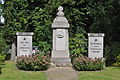 Deutsch: Ehrenmal an der Stader Straße in Hemmoor-Basbeck. This is a photograph of an architectural monument. It is on the list of cultural monuments of Hemmoor, no. 35.202.200.028.