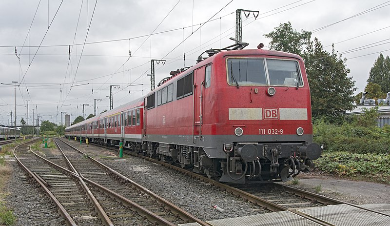 File:Emmerich opstelterrein DB 111 032 met Rotlinge (29947198502).jpg