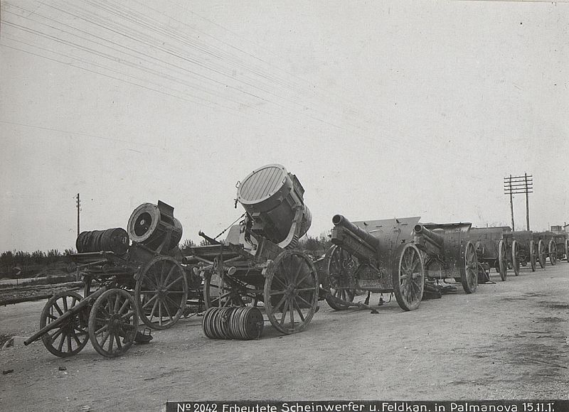 File:Erbeutete Scheinwerfer u.Feldkan. in Palmanova 15.11.17. (BildID 15611122).jpg