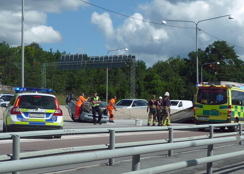 File:Essingeleden trafikolycka 2012b.jpg