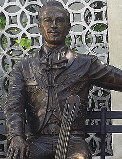 Estatua del Parque Pedro Infante en Mérida, Yucatán (01) (cropped).jpg
