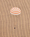 La Sojuz TMA-18 rientra a terra grazie ai paracadute.