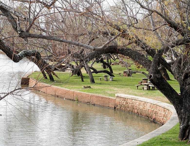 File:Extremo norte del Parque Roosvelt sobre margen del Río Uruguay - Fray Bentos.JPG