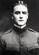 Foto dari F. Scott Fitzgerald dalam seragam tentara