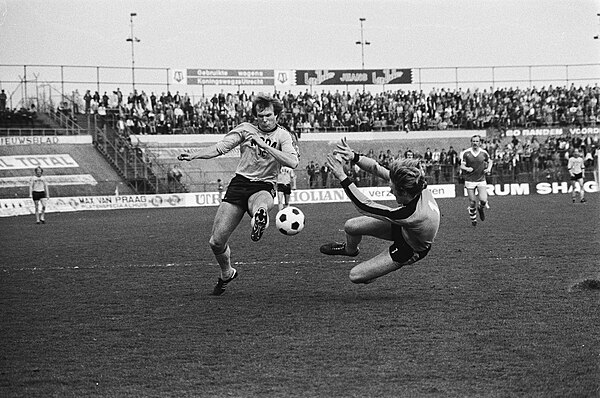 Hans van Breukelen attempting to stop a shot by Theo de Jong in 1979