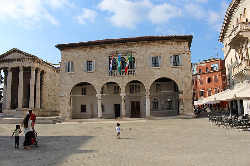 File:Facciata del Palazzo comunale di Pula.JPG