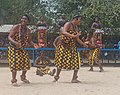 Femme chante et danse deriere q