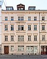 Mietshaus in ehemals geschlossener Bebauung und Werkstattgebäude im Hof