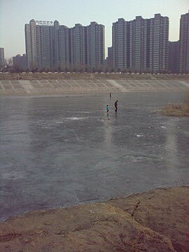 Frozen river Chaobai river at Yanzhou town.jpg