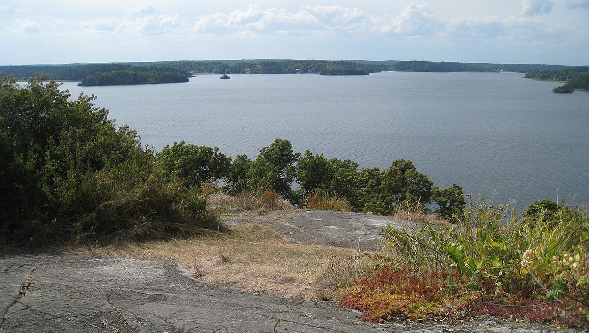 Utsikt från Gåsberget över Lövstafjärden. Landmassan i bakgrunden är Färingsö med ön Stora Gunnaren framför.