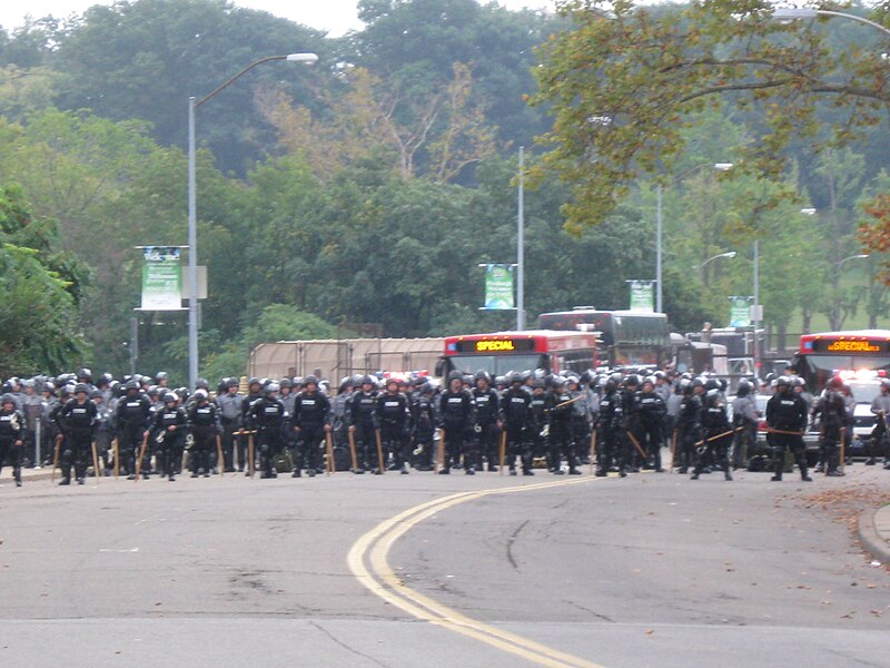 File:G20 PGH riot police at bridge.JPG