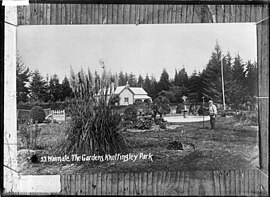 Gardens at Knottingley Park, Waimate - Photograph taken by W.G.R. (21312032555).jpg