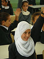 Palestinsk skolejente på Gazastripen med hvit hijab