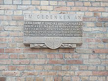 Memorial to the two victims Gedenktafel in der Mauer Nahaufnahme.jpg