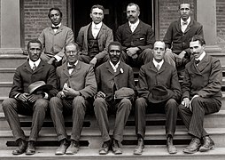 George Washington Carver (forreste række, i midten) poserer sammen med andre fakulteter ved Tuskegee Institute, ca.  1902