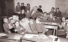 Glasbena ura na VI. osnovni šoli po funkcionalno glasbeni metodi prof. Elly Bašićeve 1959.jpg