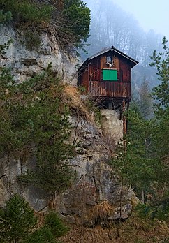 Glecksteinhütte, uma cabana abandonada em Fallätsche, Zurique, Suíça. Foi construída no início do século XX para que os habitantes de Zurique pudessem desfrutar de uma experiência "alpina" sem ter que viajar até as montanhas mais altas. Hoje, corre o risco de cair da falésia onde foi construída (definição 2 961 × 4 261)