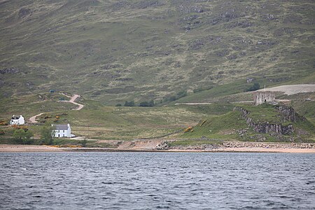 Glensanda und Port a' Chaisteil mit Schlossturmrest