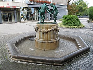 Brunnen mit tanzenden Faunen