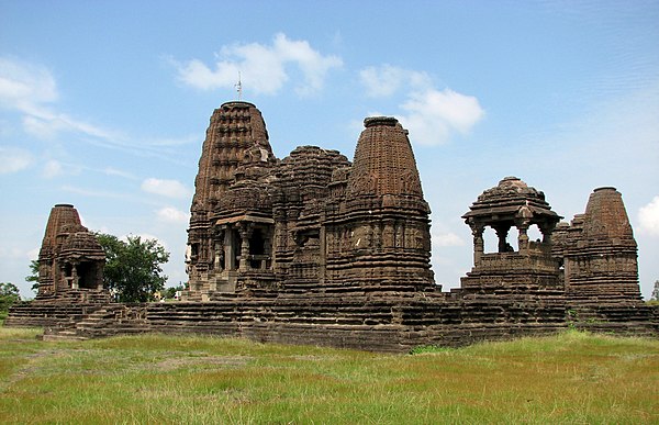 Gondeshwar Temple was built by Gavali (Yadava) chief Rav Singuni of the Seunas.
