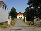 Lindenplatz, hinten das Gutshaus